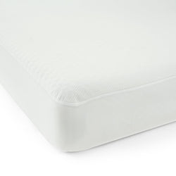High-quality white mattress protector covering a mattress, providing waterproof and hypoallergenic protection for a comfortable sleep.